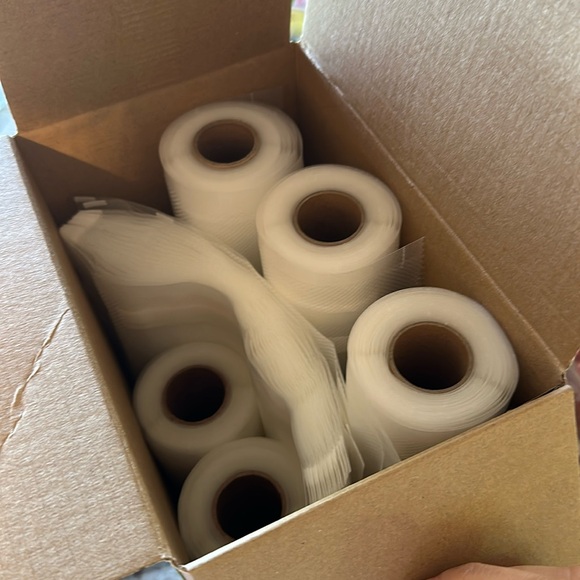 FoodSaver Vacuum Seal Combo Pack - missing a few bags - Picture 2 of 2